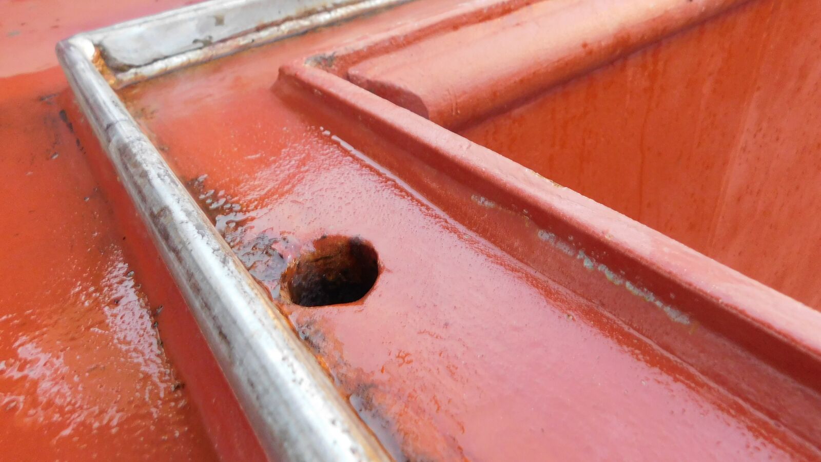 Coaming table drain hole