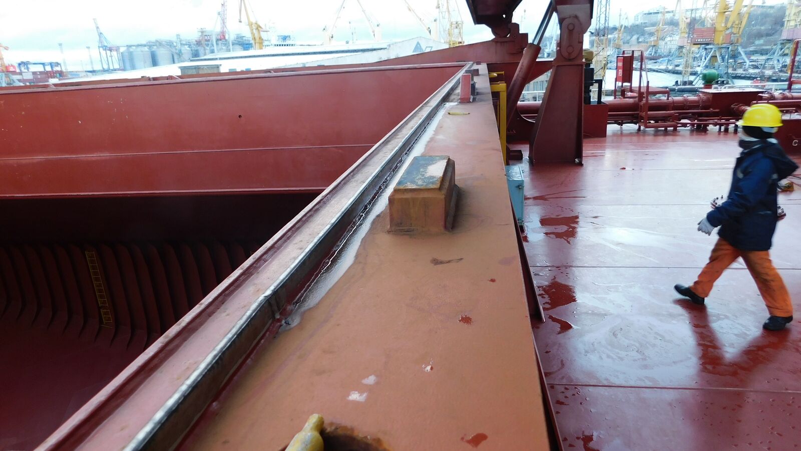 Coaming table with compression bar and panel supports