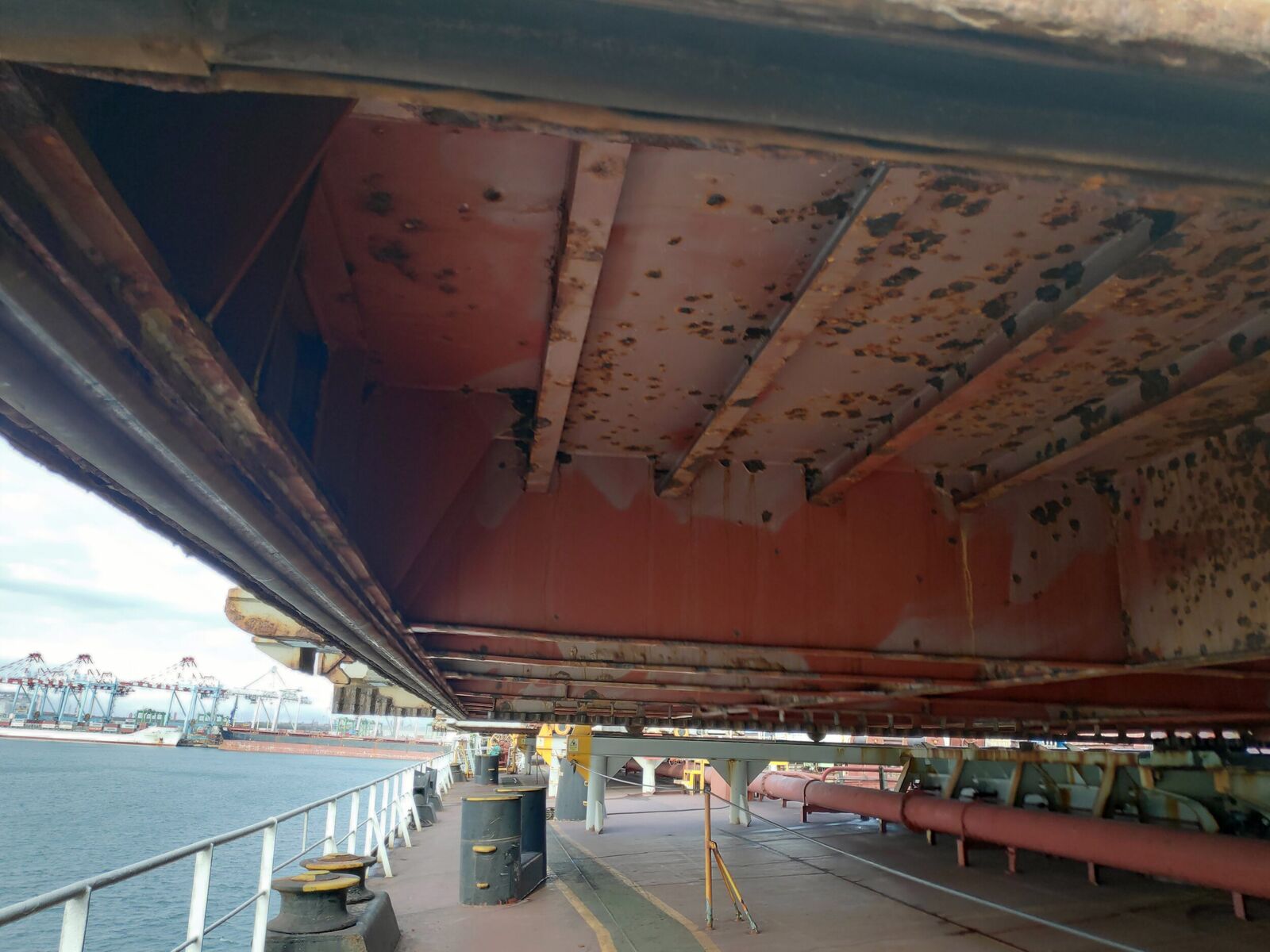 Hatch Cover of a side-rolling type, undersides