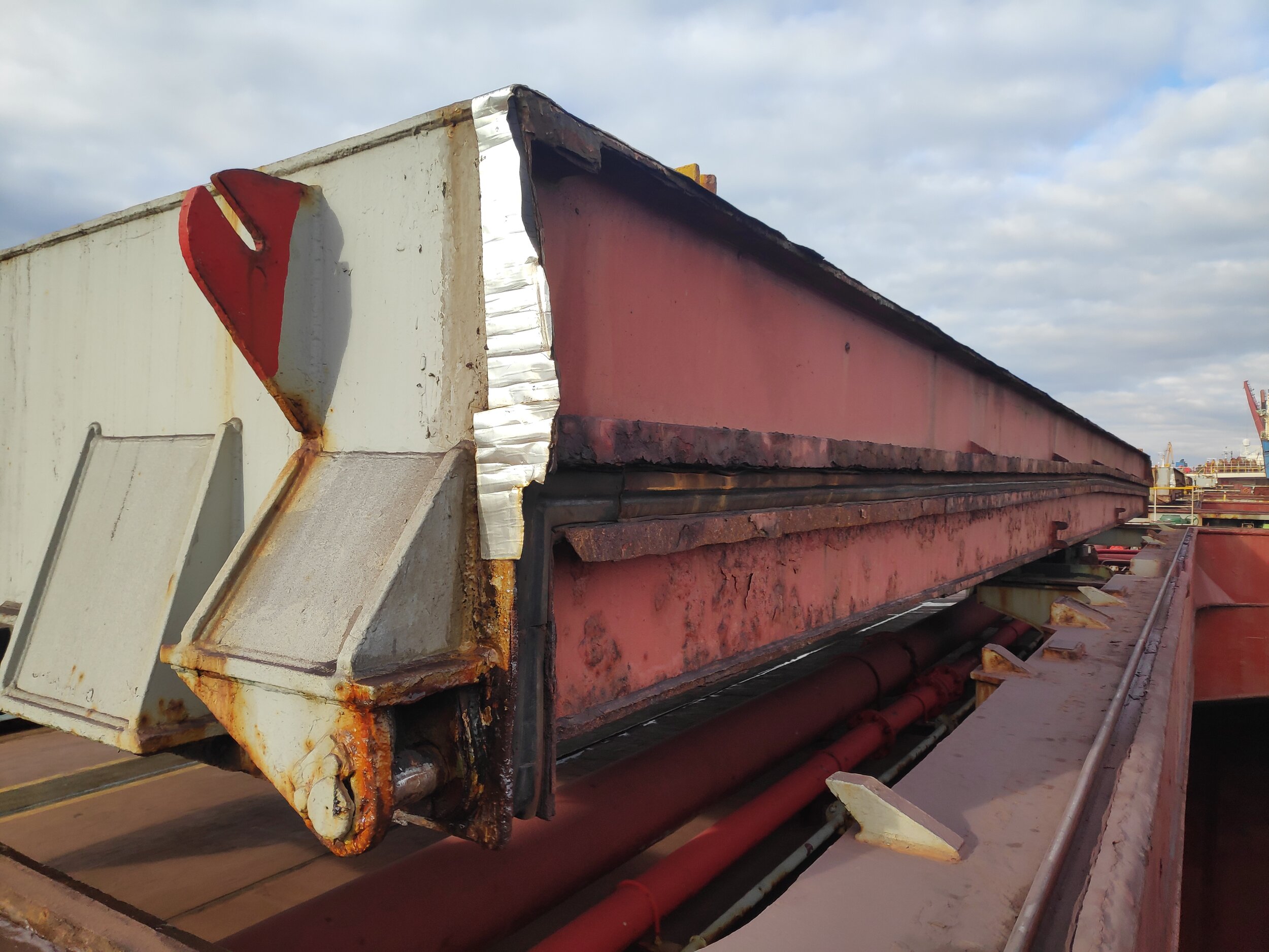 Hatch Cover of a side-rolling type, split joint rubber seal