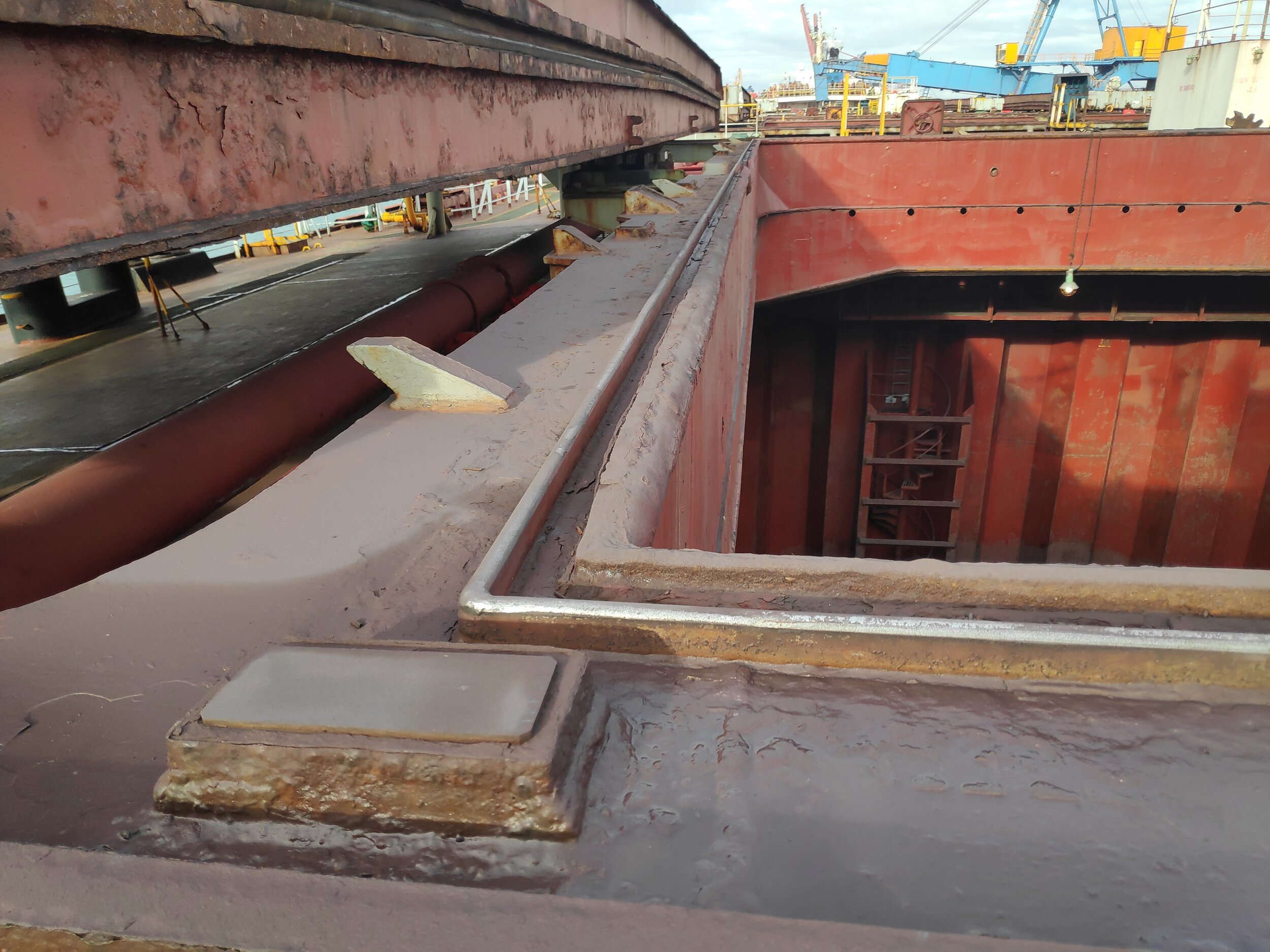 Hatch Cover of a side-rolling type, compression bar