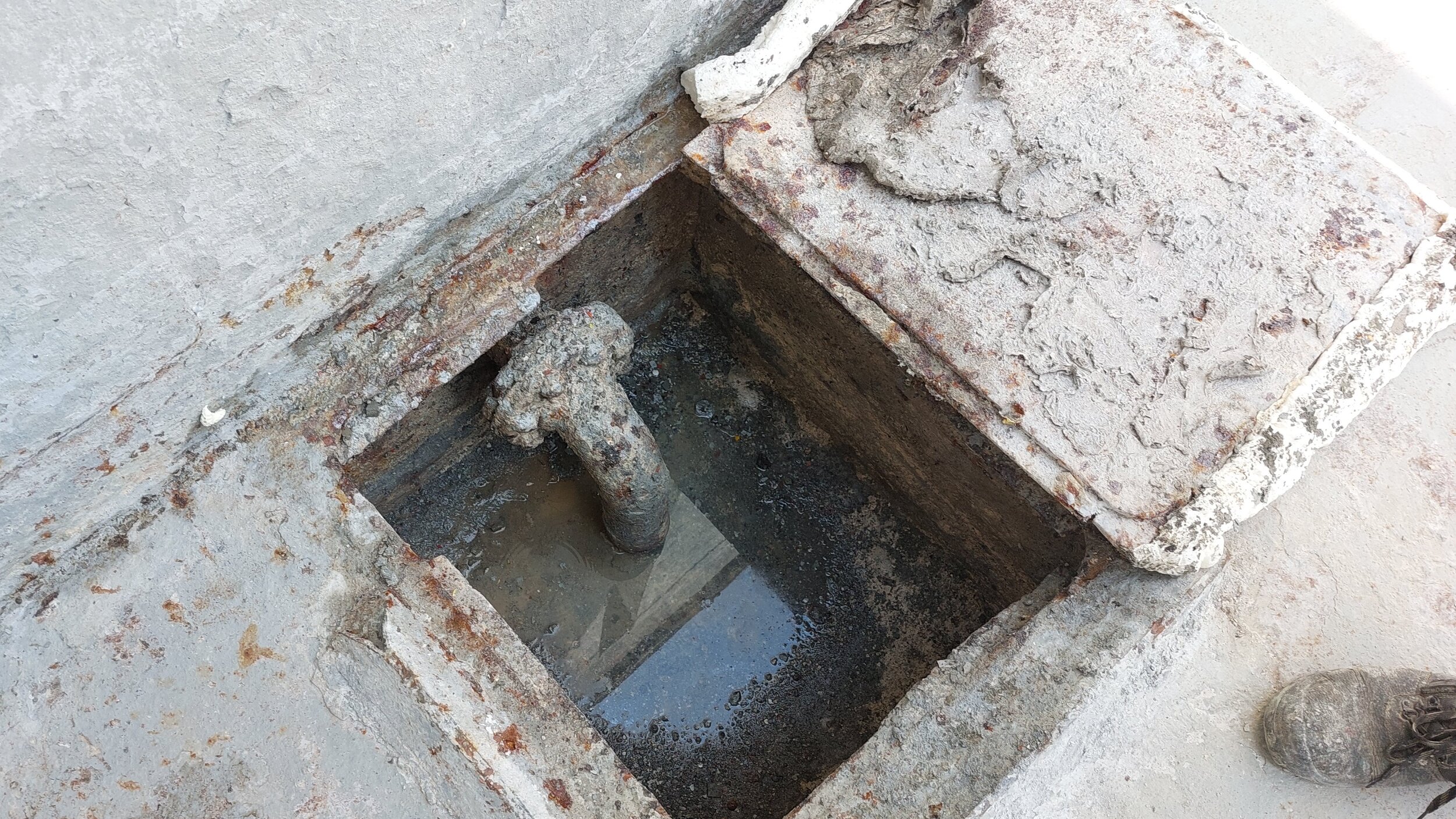 Hold bilge well, note residues of water