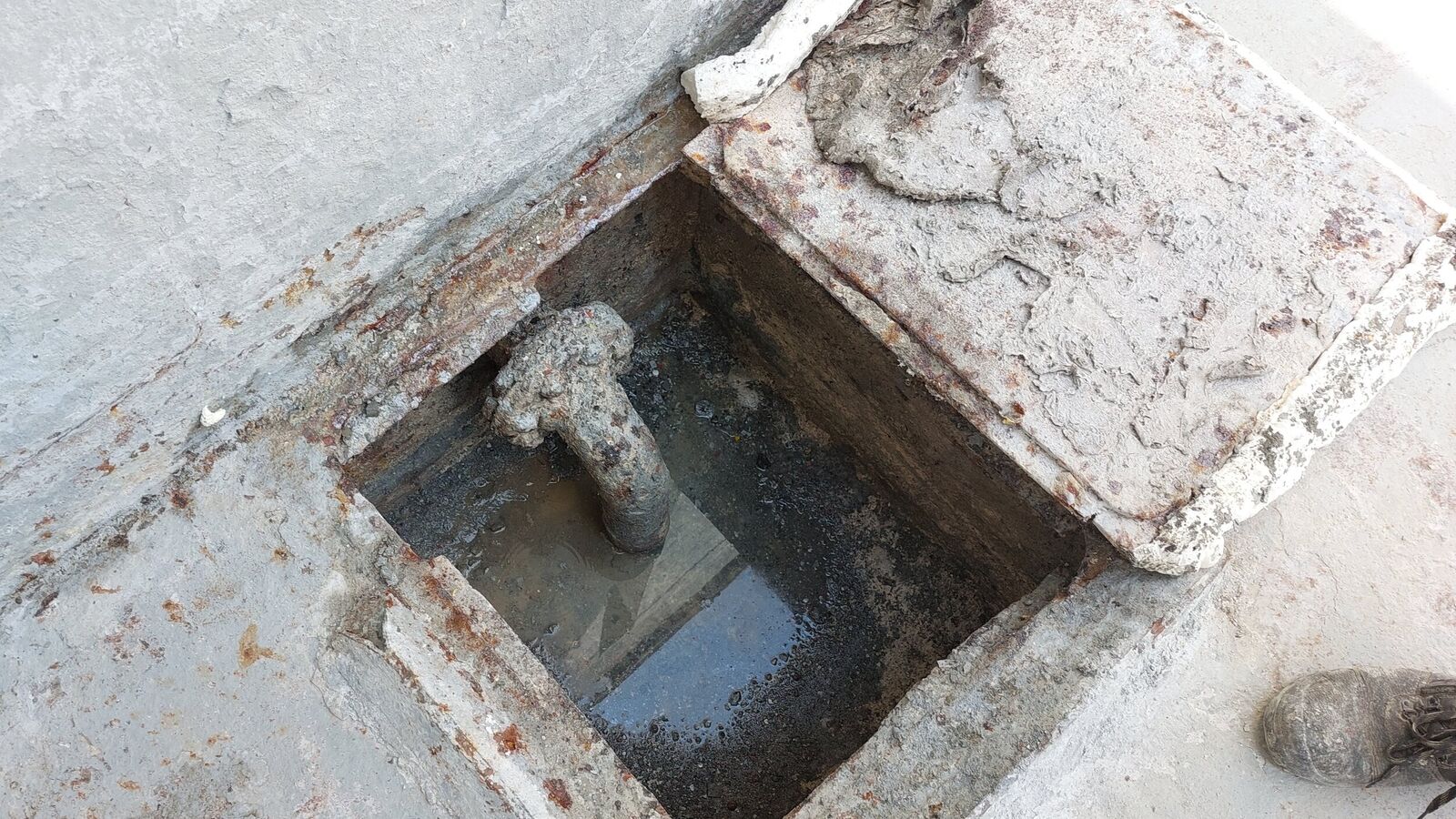 Hold bilge well, note residues of water