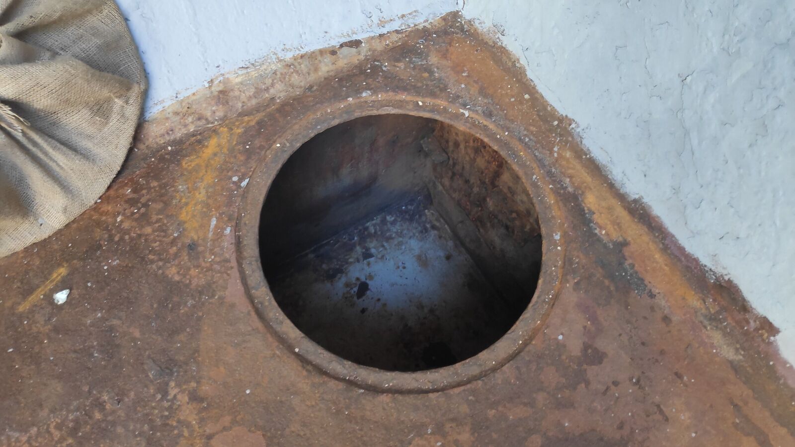 Hold bilge well