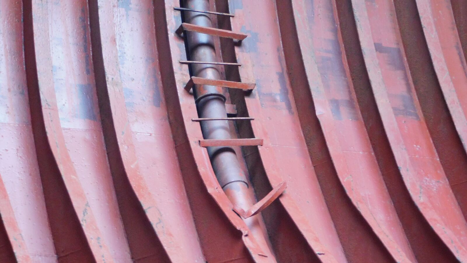 Hold shipside and damaged pipe protection