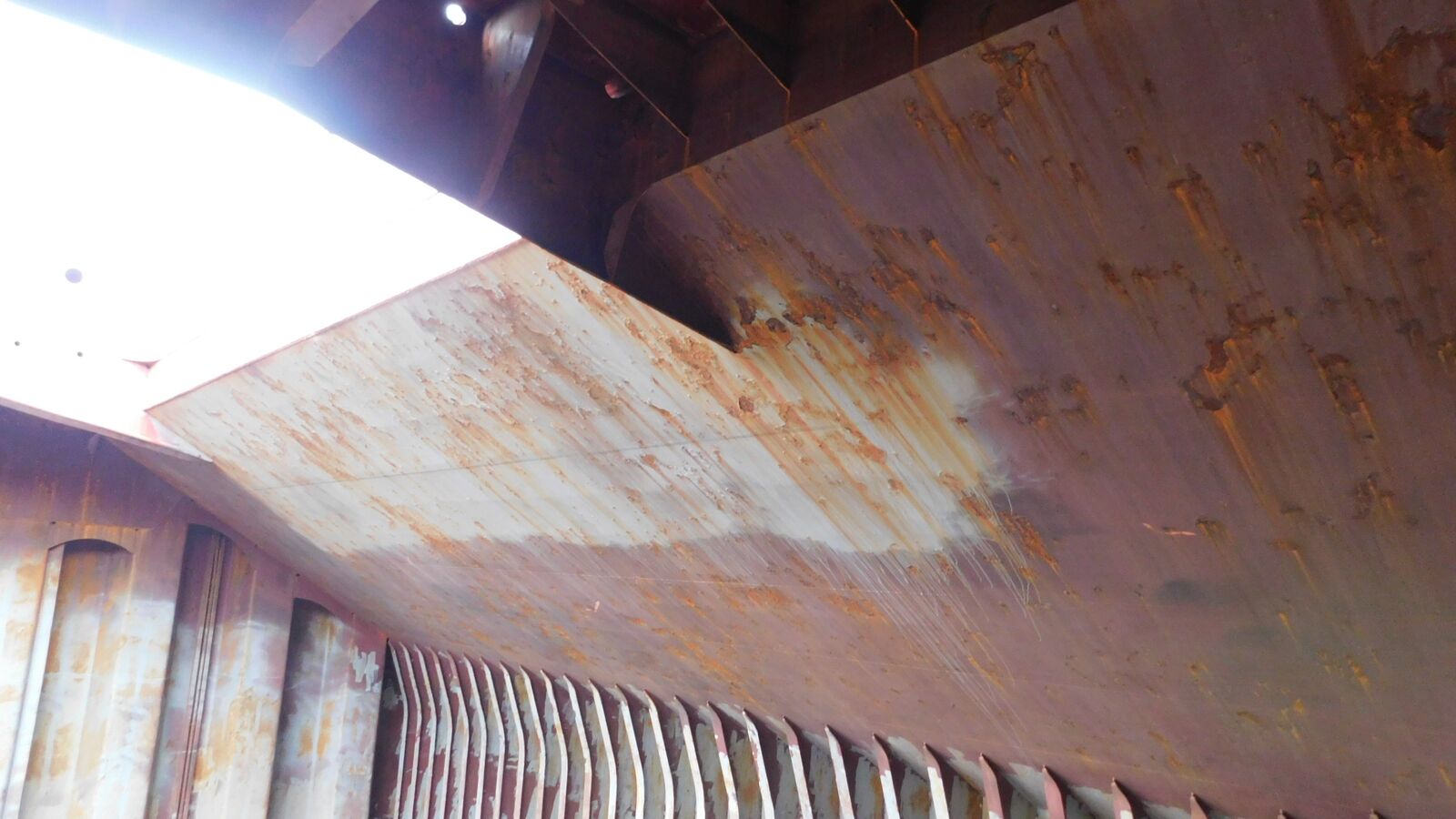 Hold top side tank