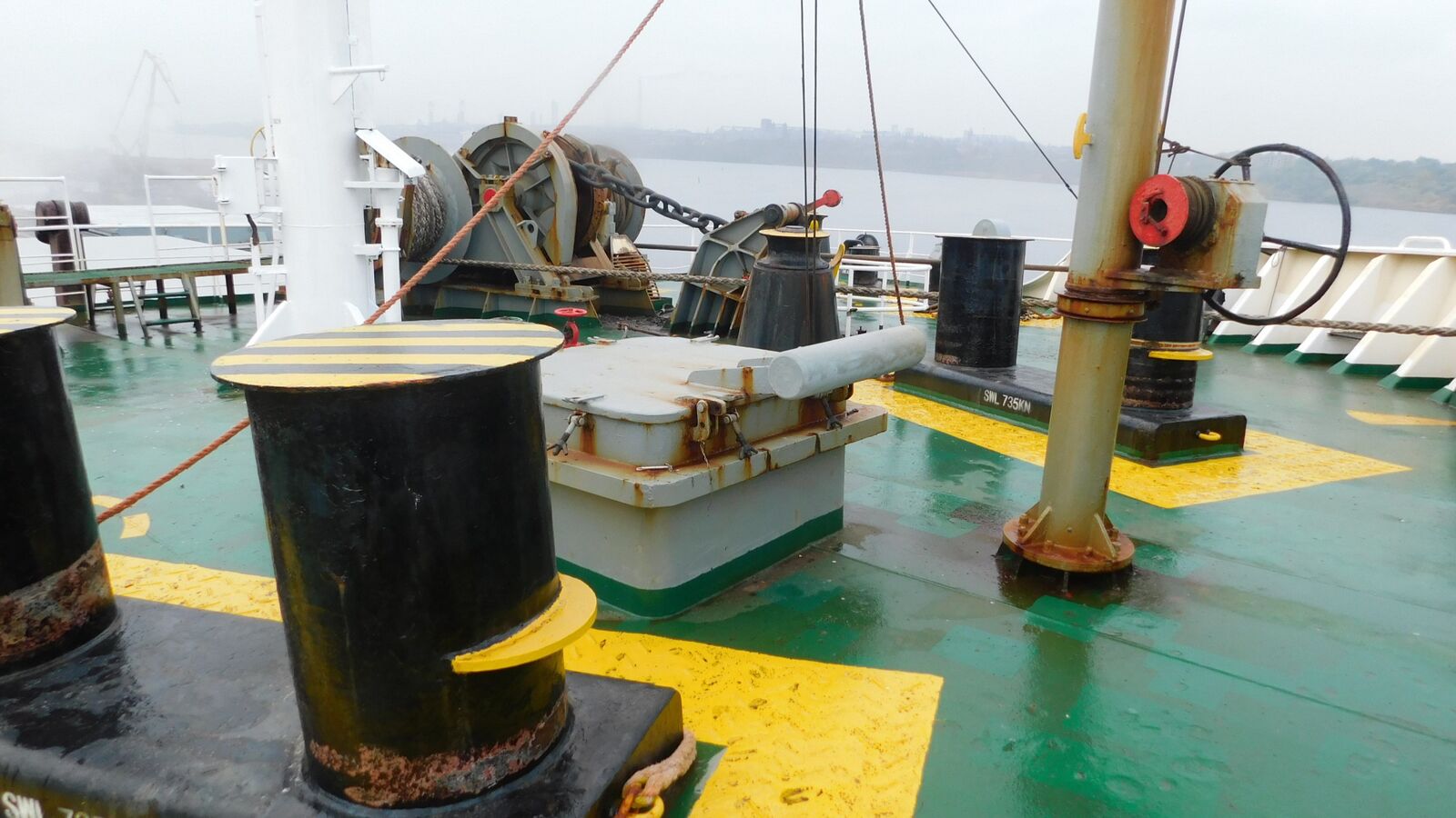 Forcastle deck and general condition of mooring arrangements