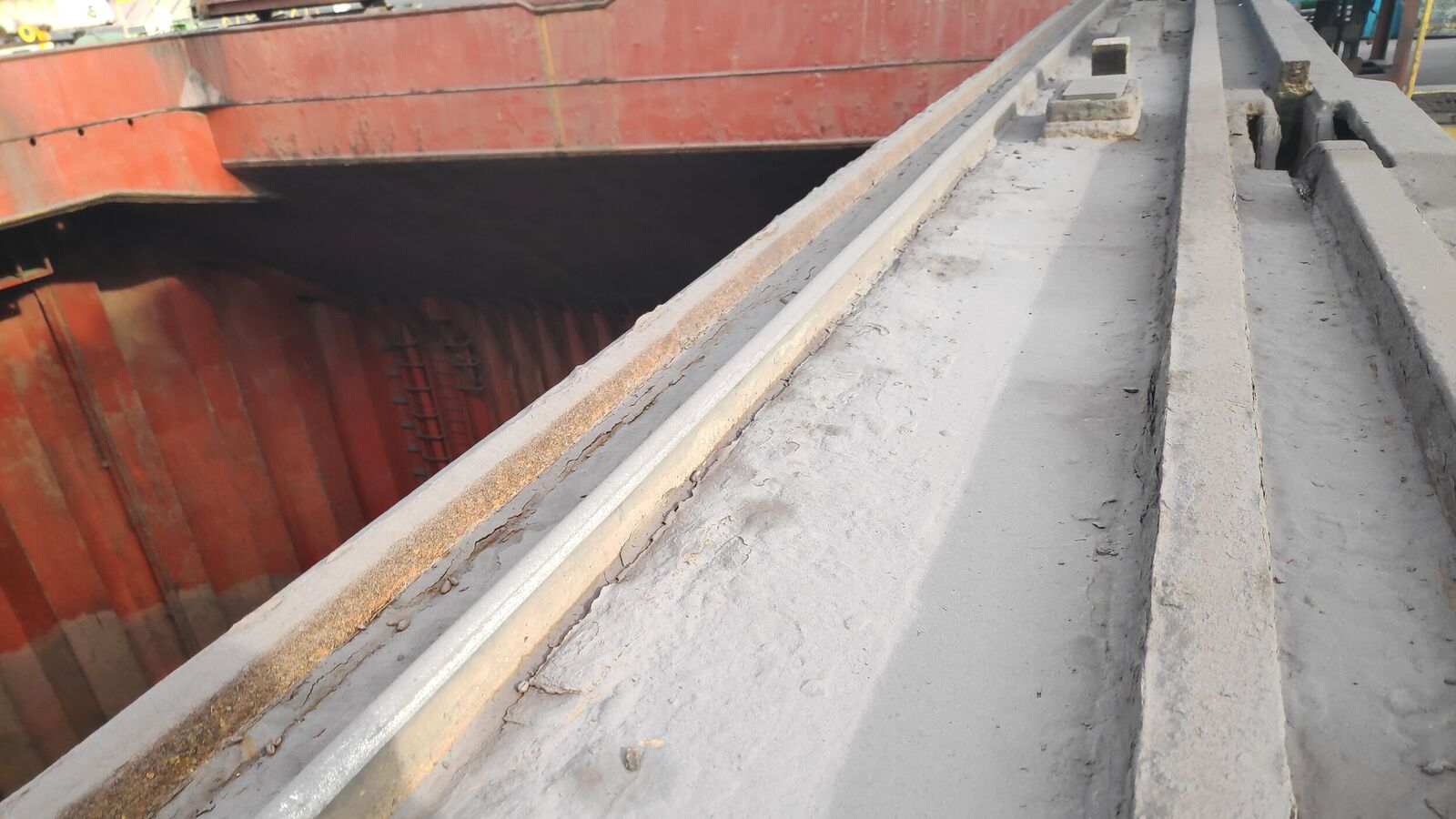 Coaming table with compression bars