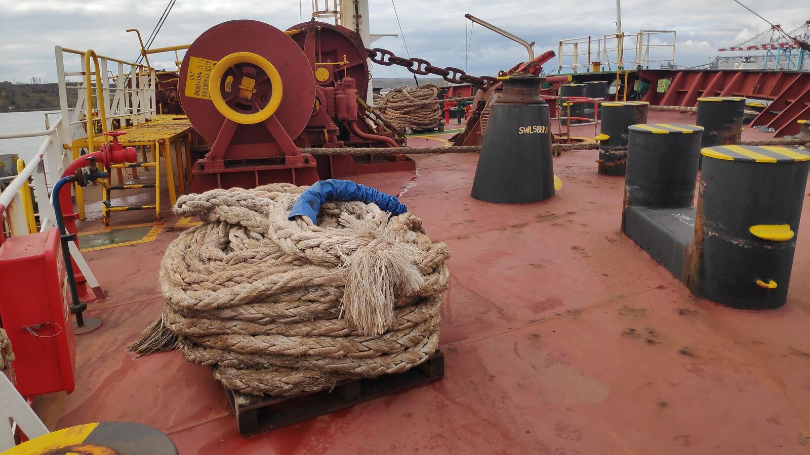 Forcastle deck and general condition of mooring arrangements