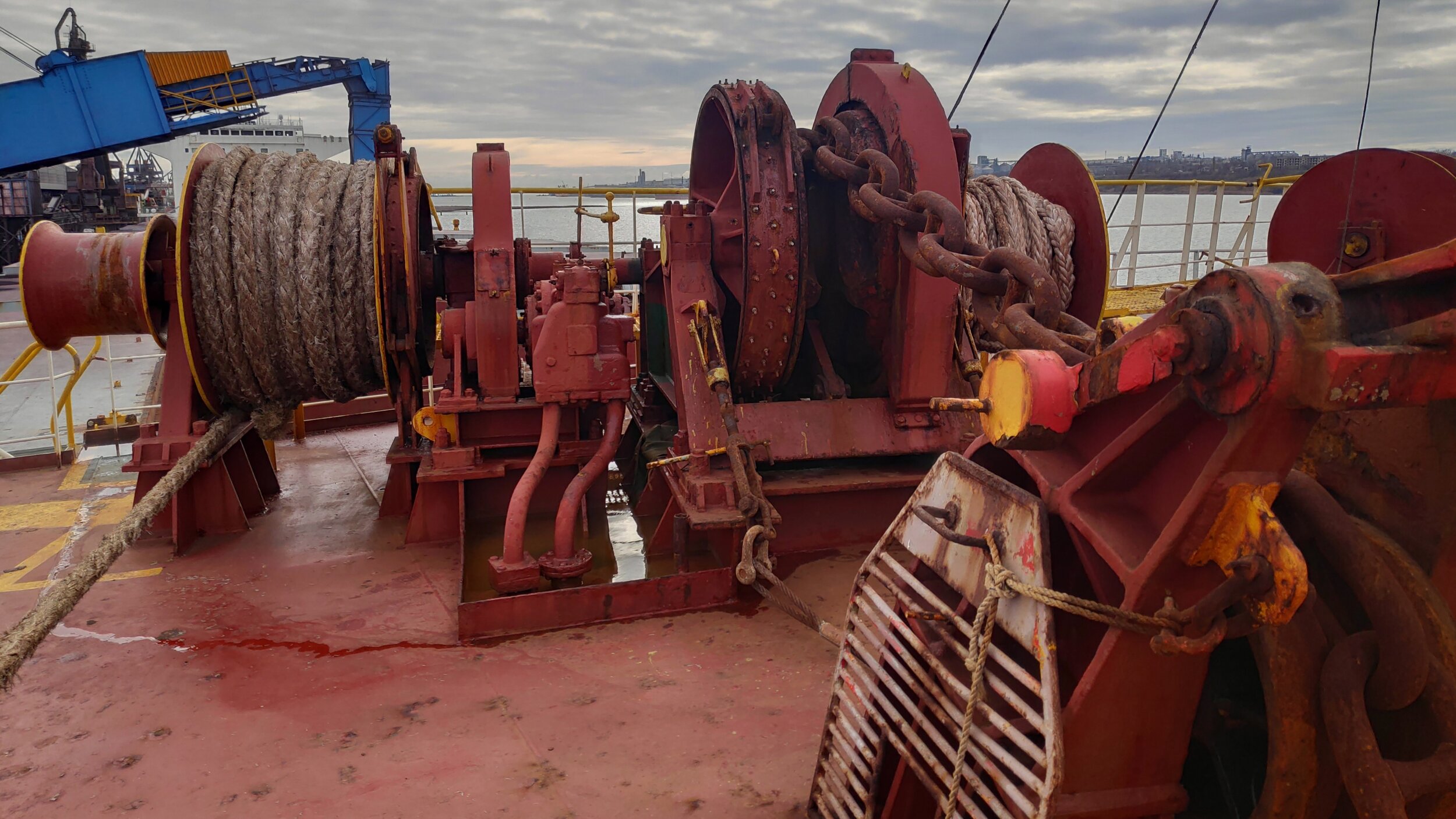 Forcastle deck and general condition of mooring arrangements