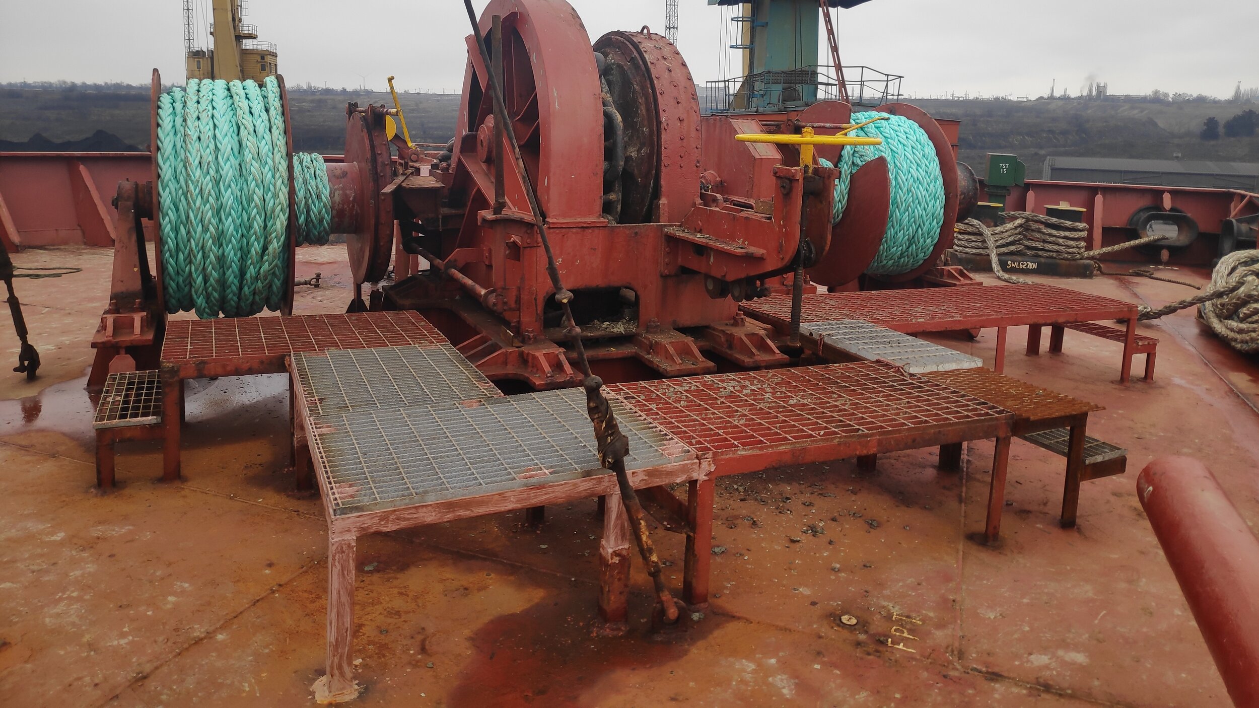 Forcastle deck and general condition of mooring arrangements