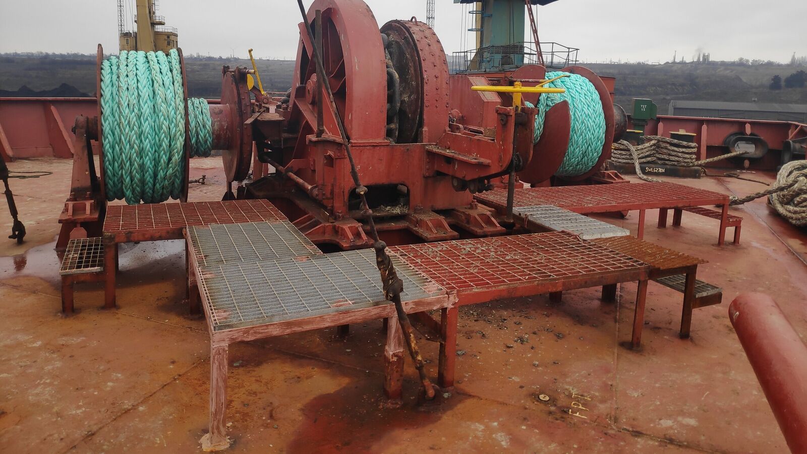 Forcastle deck and general condition of mooring arrangements