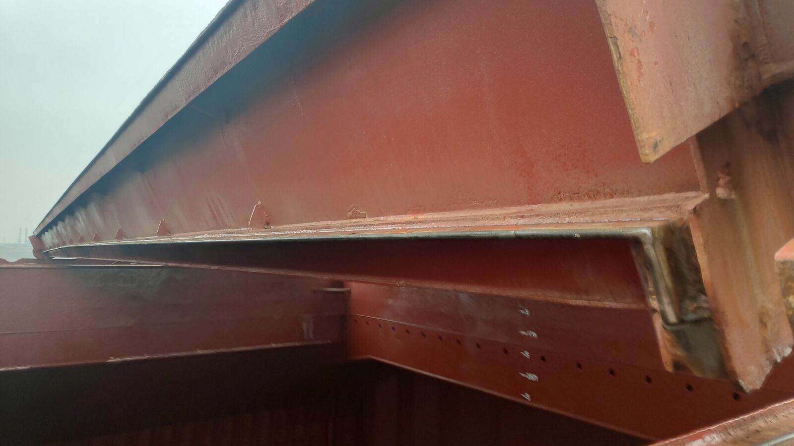 Hatch cover split joint, note condition compression bar