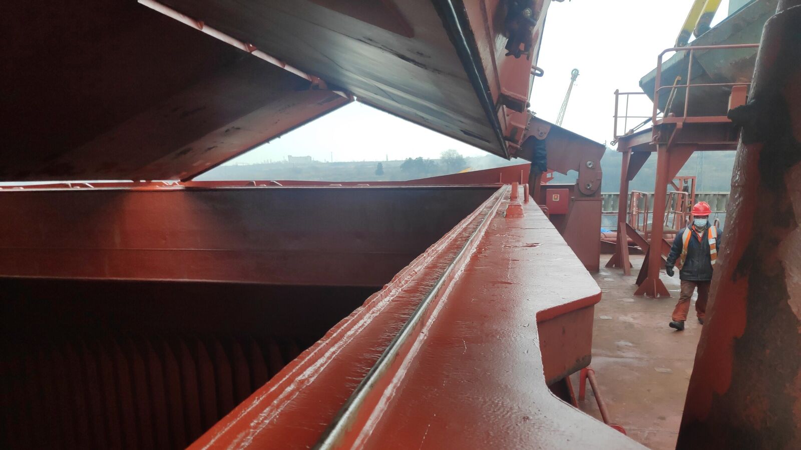 Hatch cover undersides and coaming compression bar