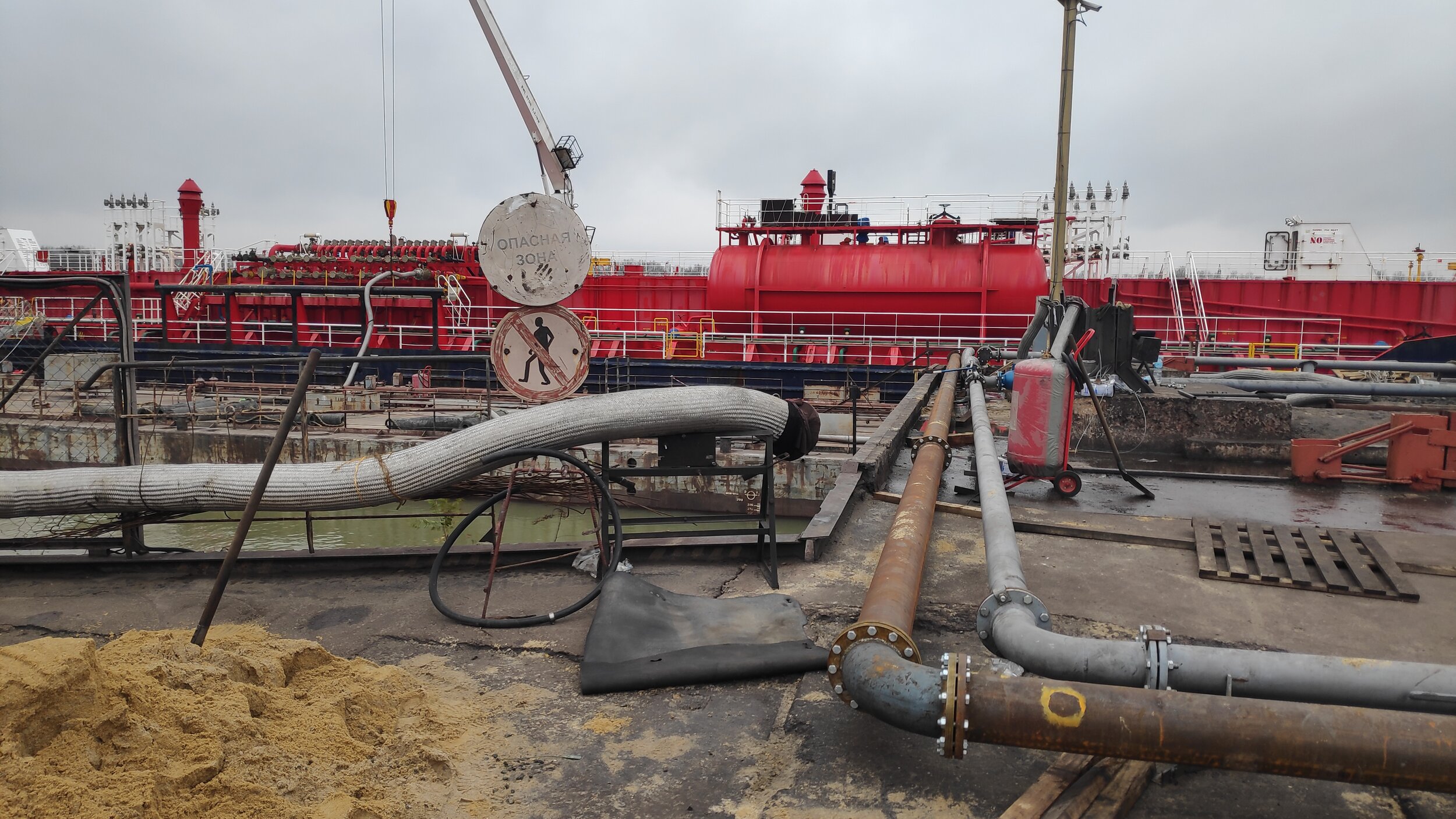 Petroleum Products. Discharging from vessel to railwau cars