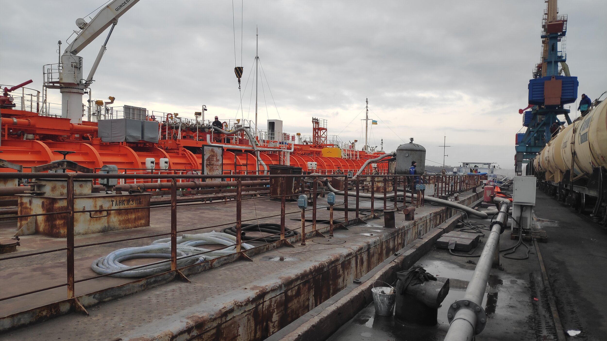 Petroleum Products. Discharging from vessel to railwau cars