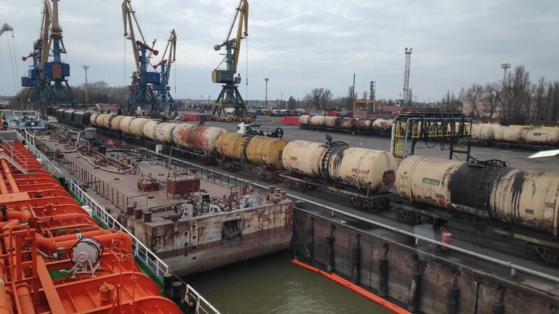 Discharging of petroleum products to the railway cars
