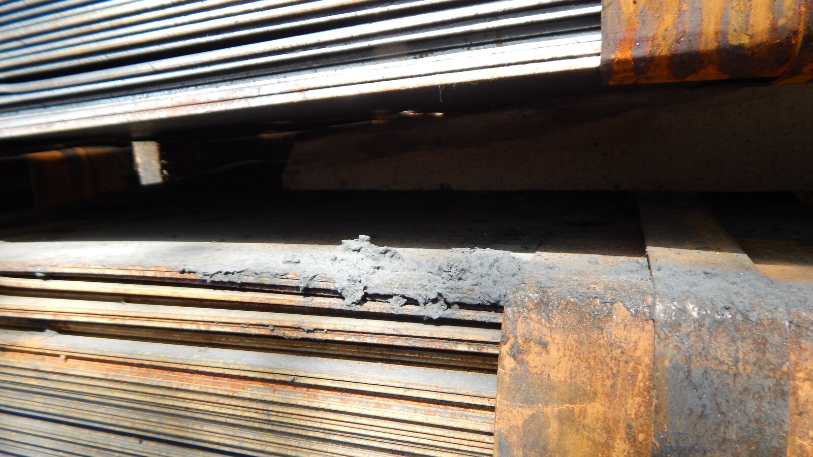 Pieces/powder of coal on hot rolled sheets