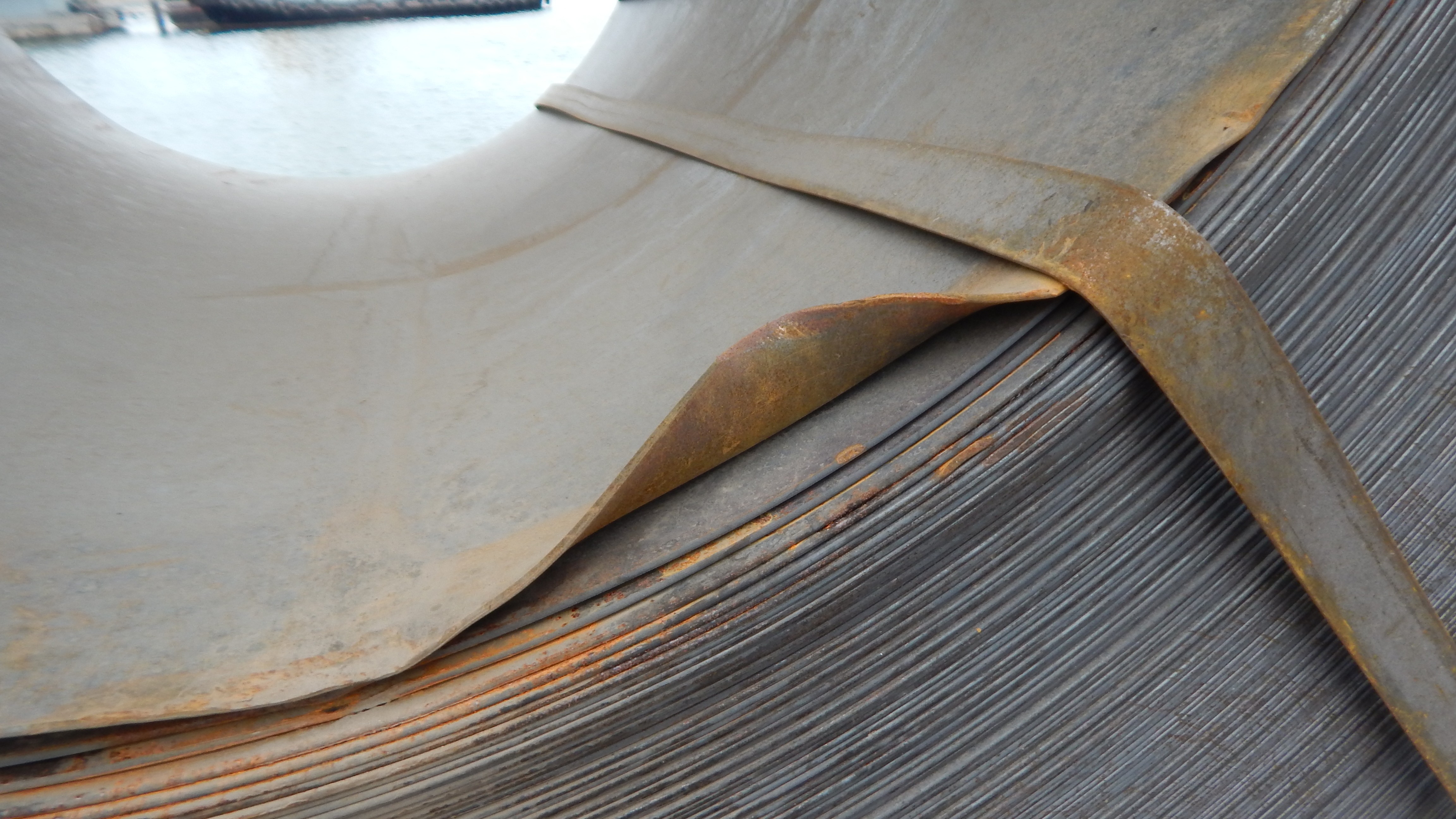 Dented edge of winding of hot rolled coil