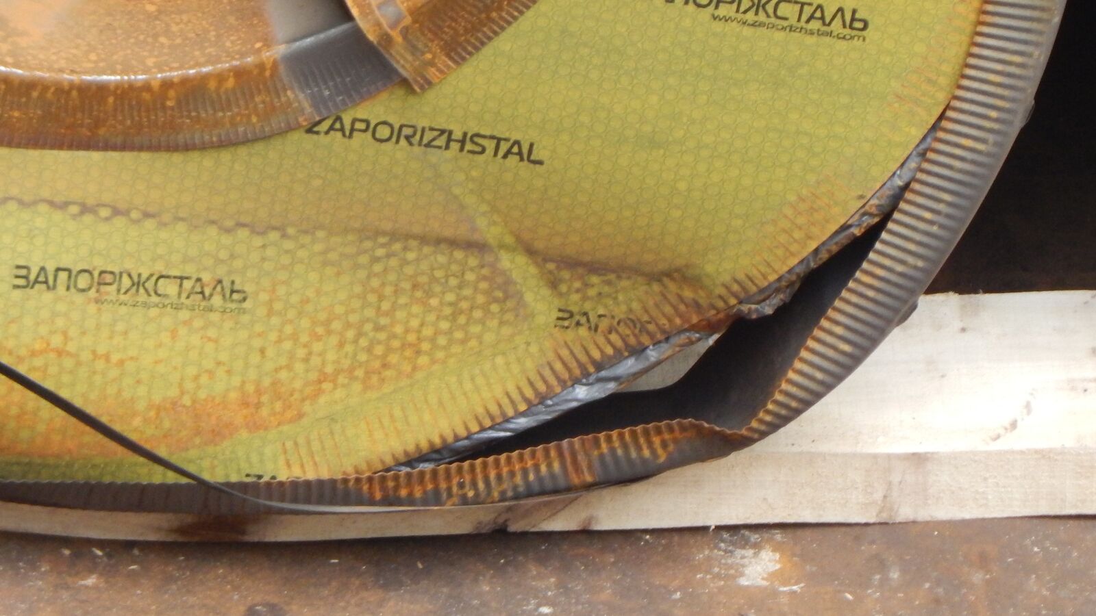 Damage to packing of cold rolled coil, content exposed