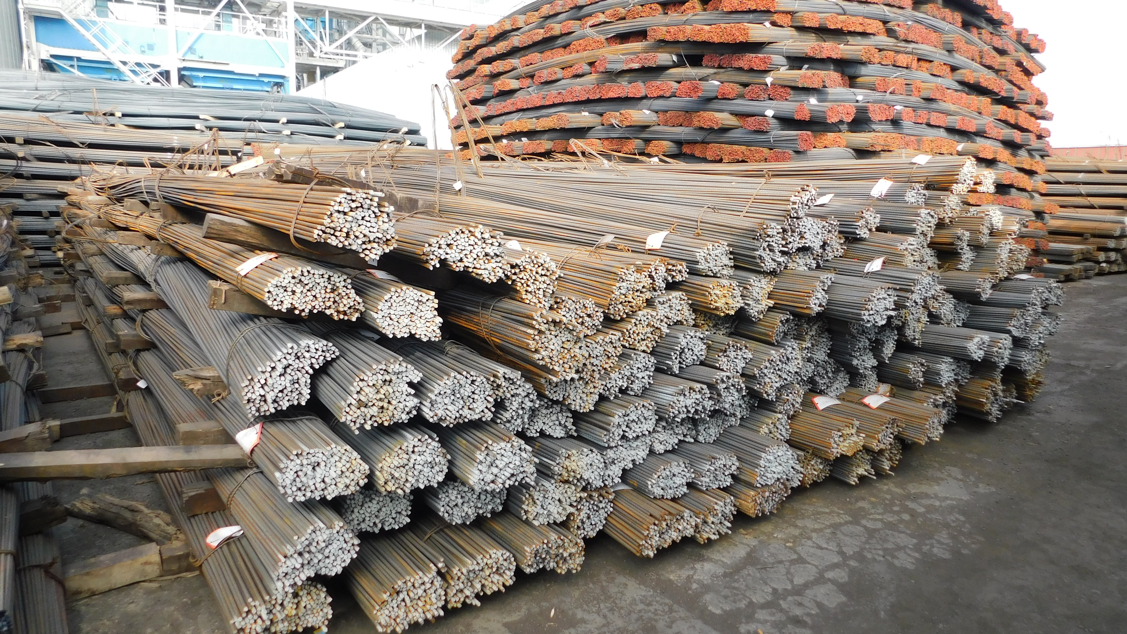 Steel reinforcing bars at the open storage