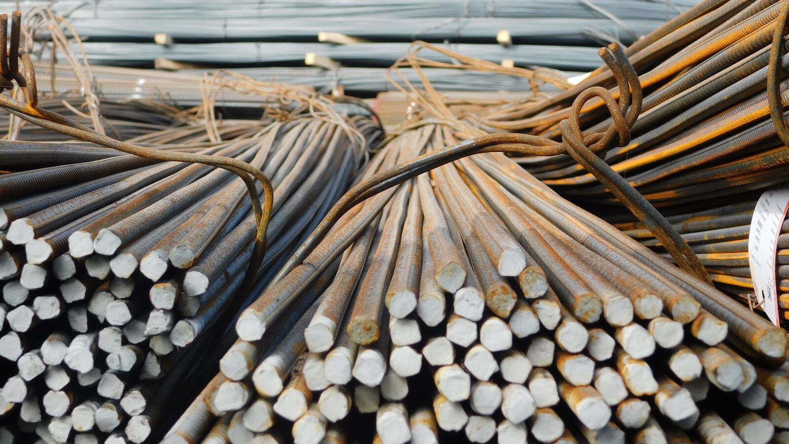 Loose strapping wire of steel reinforcing bars