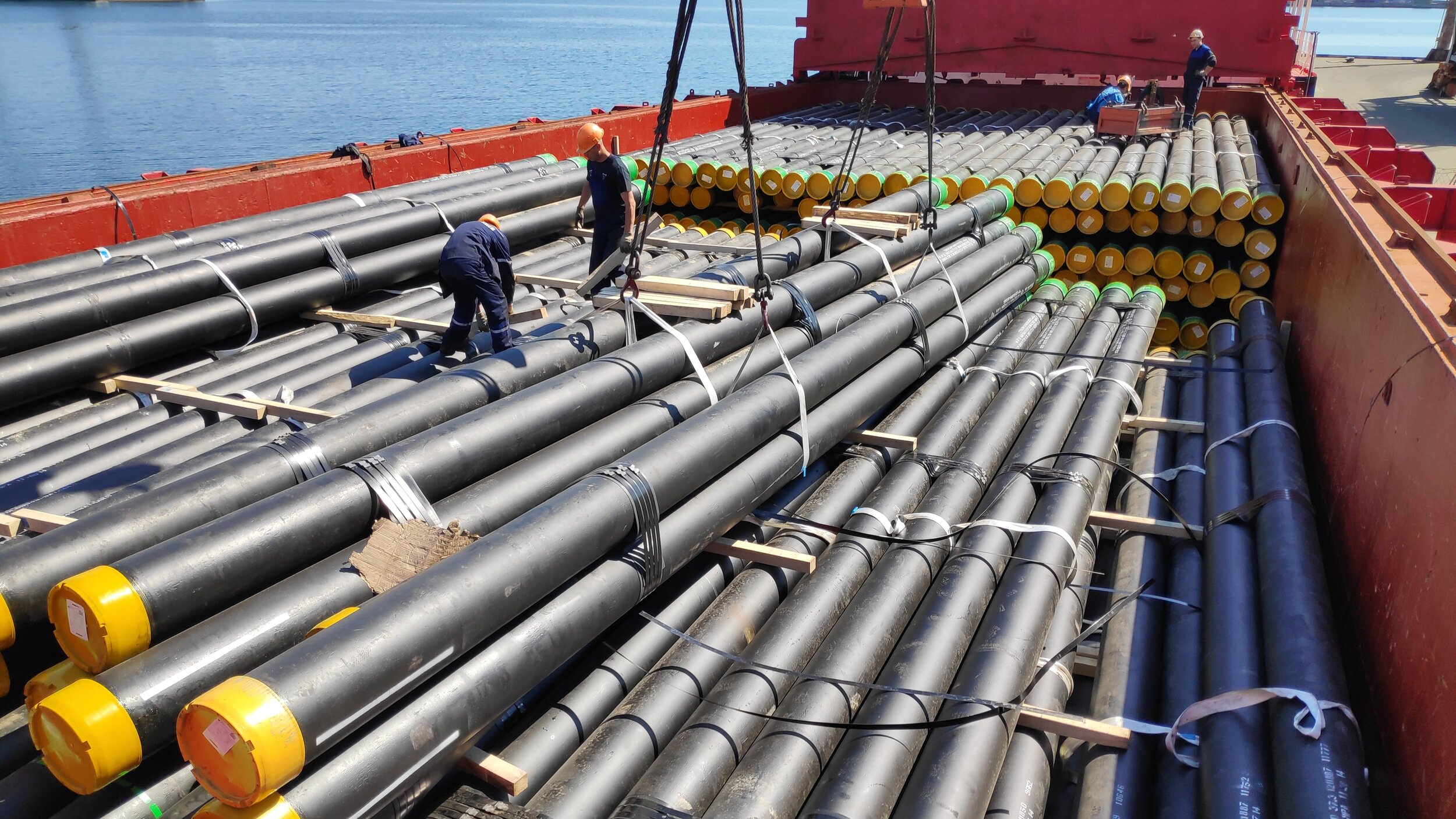 Loading of steel pipes
