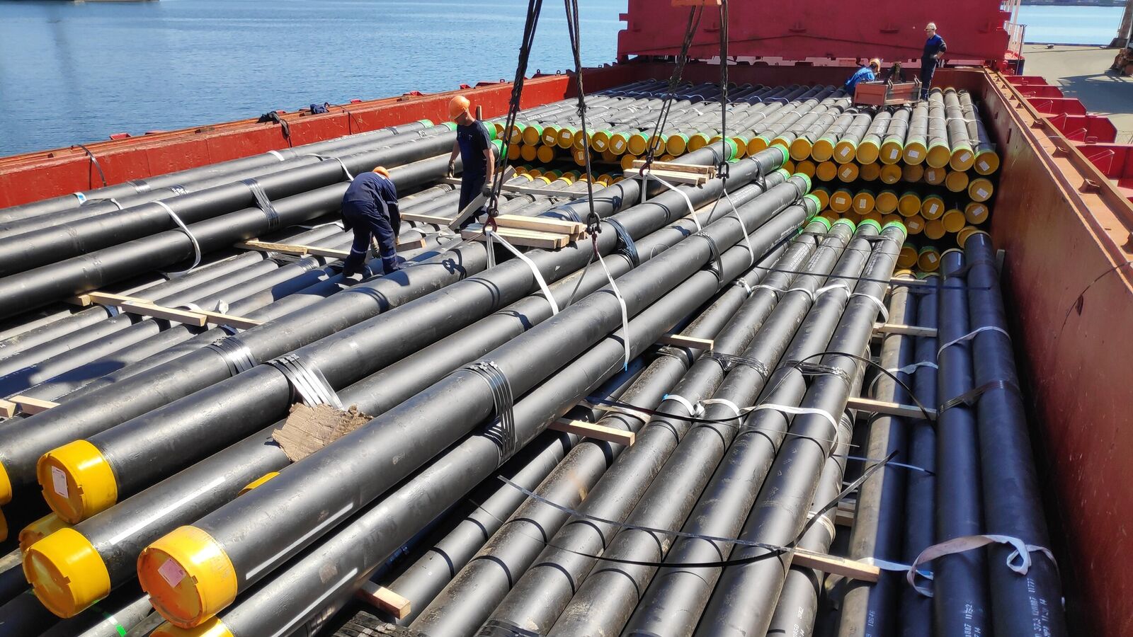Loading of steel pipes