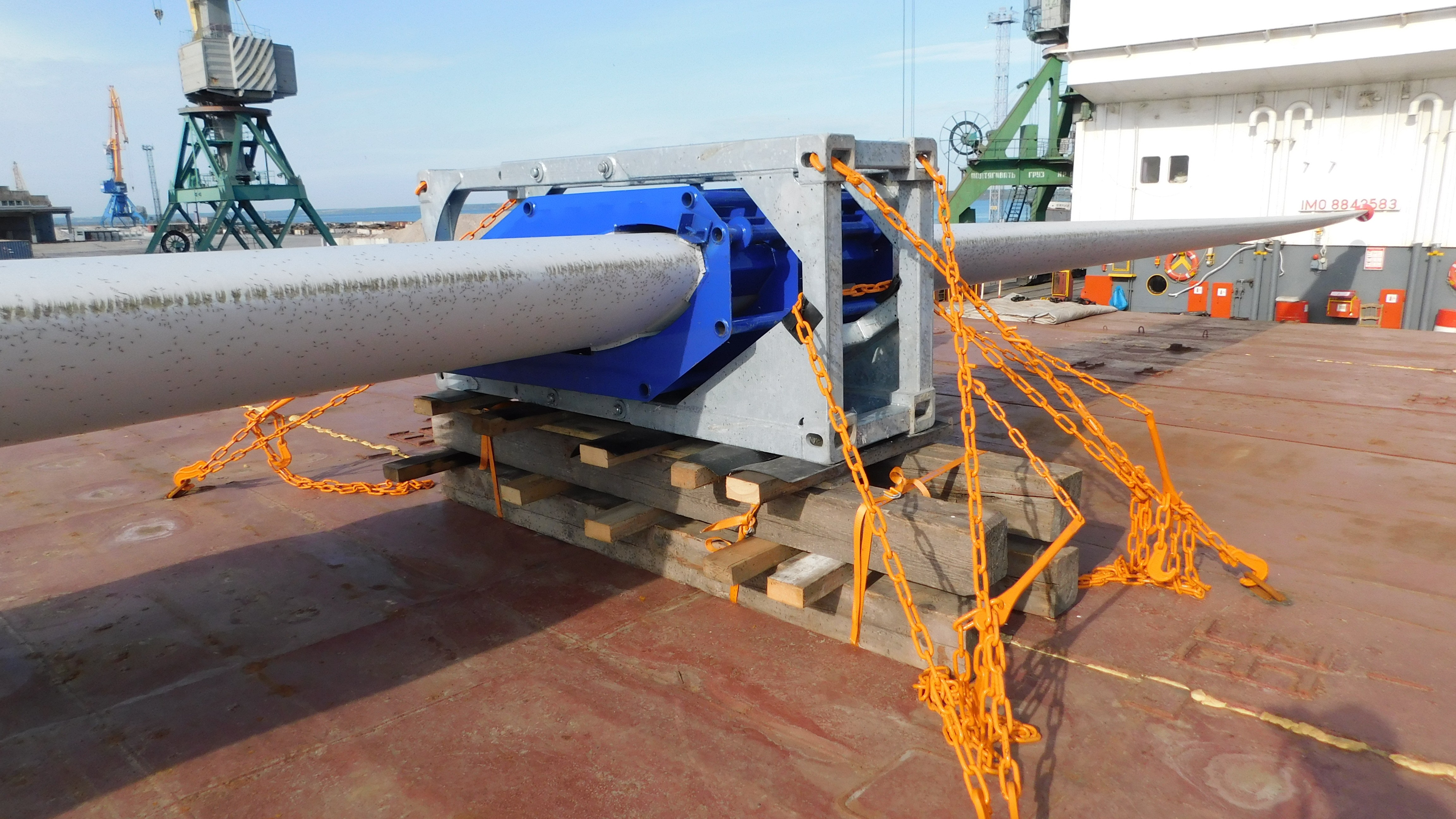 Project Cargo. Wind turbine blade stowed on vessel hatch cover
