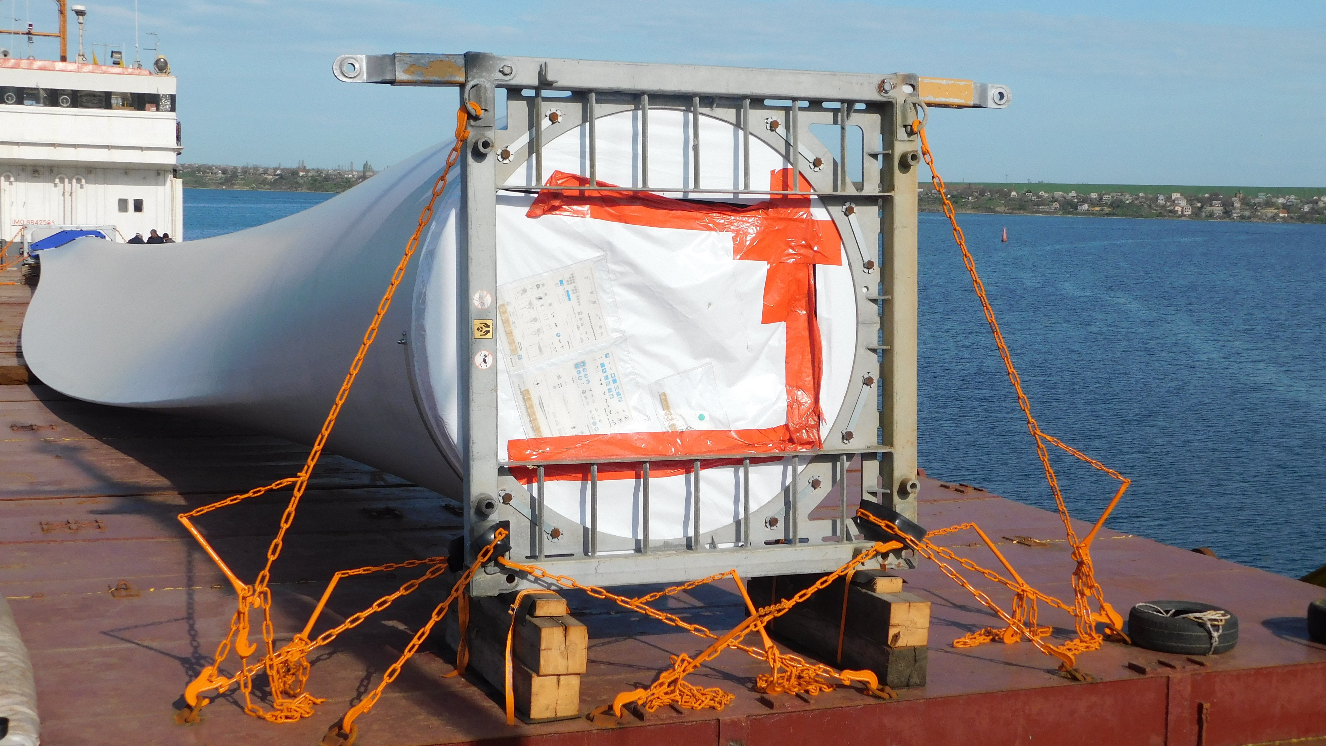 Project Cargo. Wind turbine blade stowed on vessel hatch cover