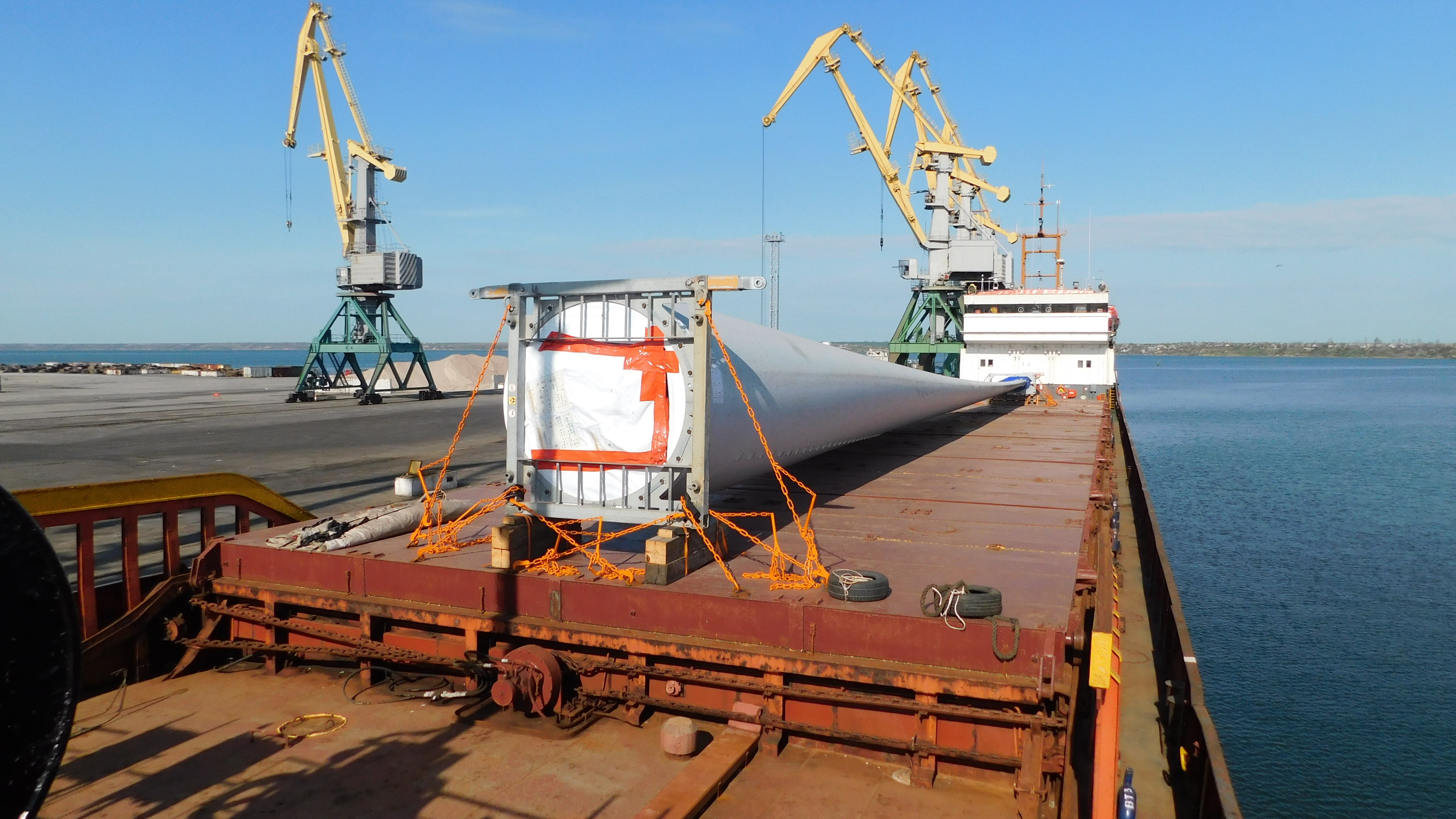 Project Cargo. Wind turbine blade stowed on vessel hatch cover