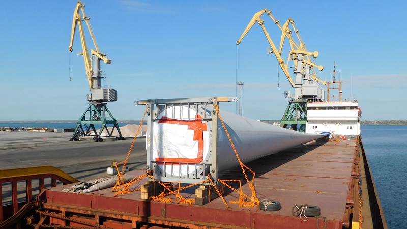 Wind turbine blade delivered on vessel hatch cover