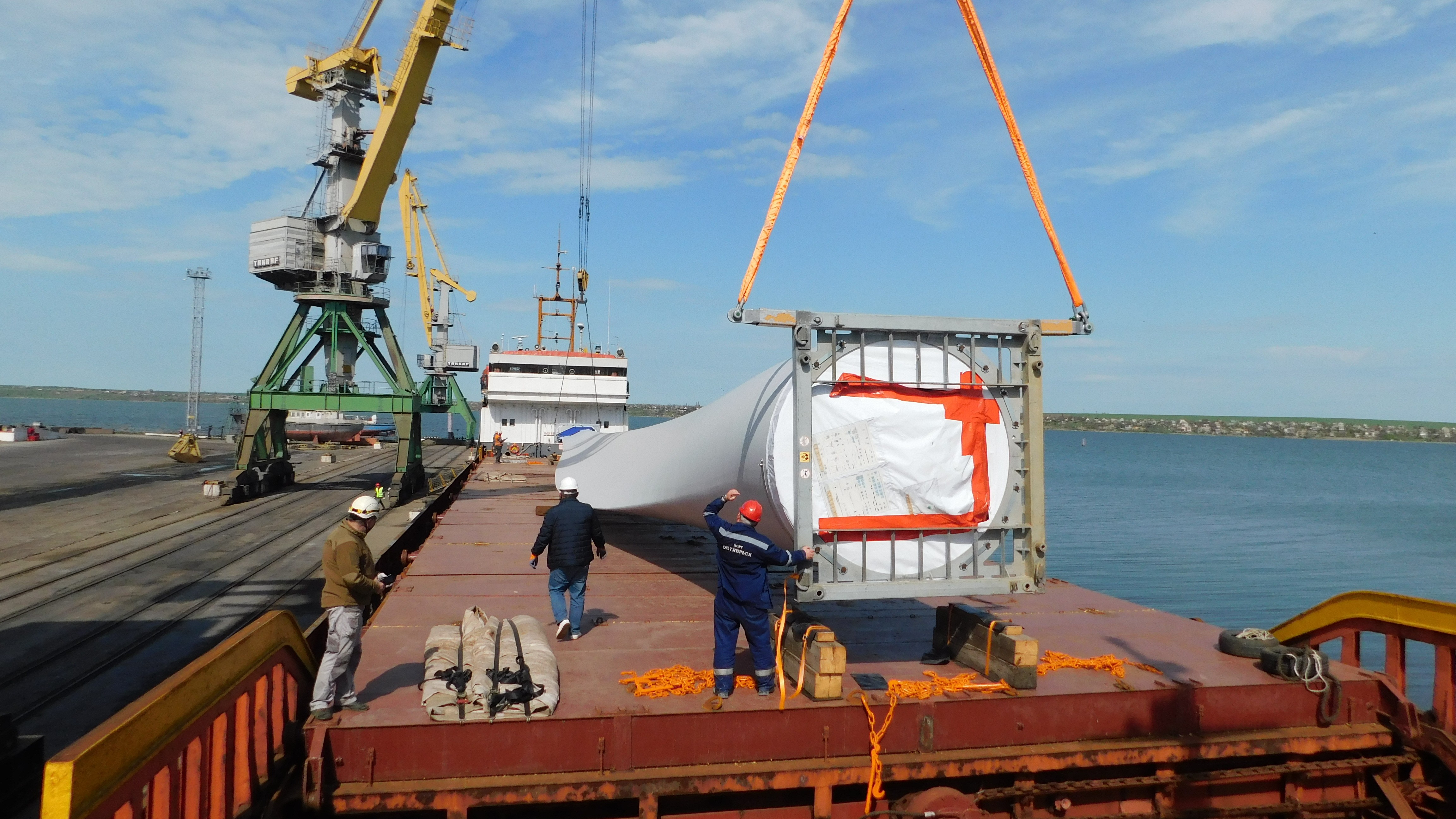 Project Cargo. Discharging of wind turbine blade from the vessel