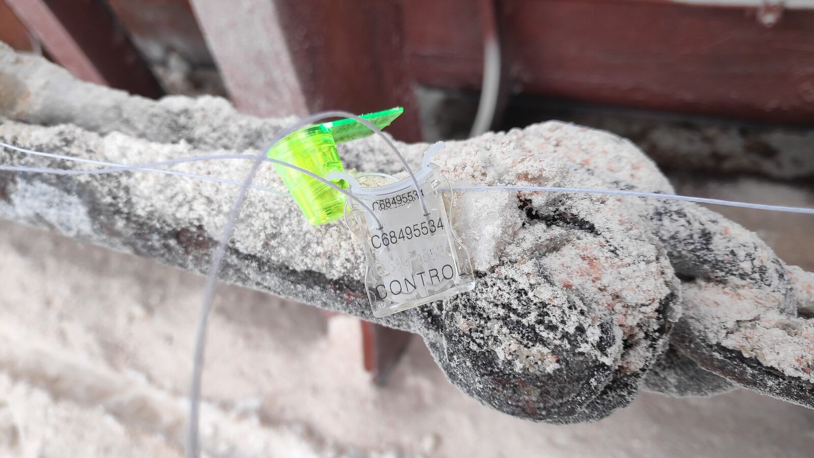 Sealing of hold split joint with plastic numbered seals