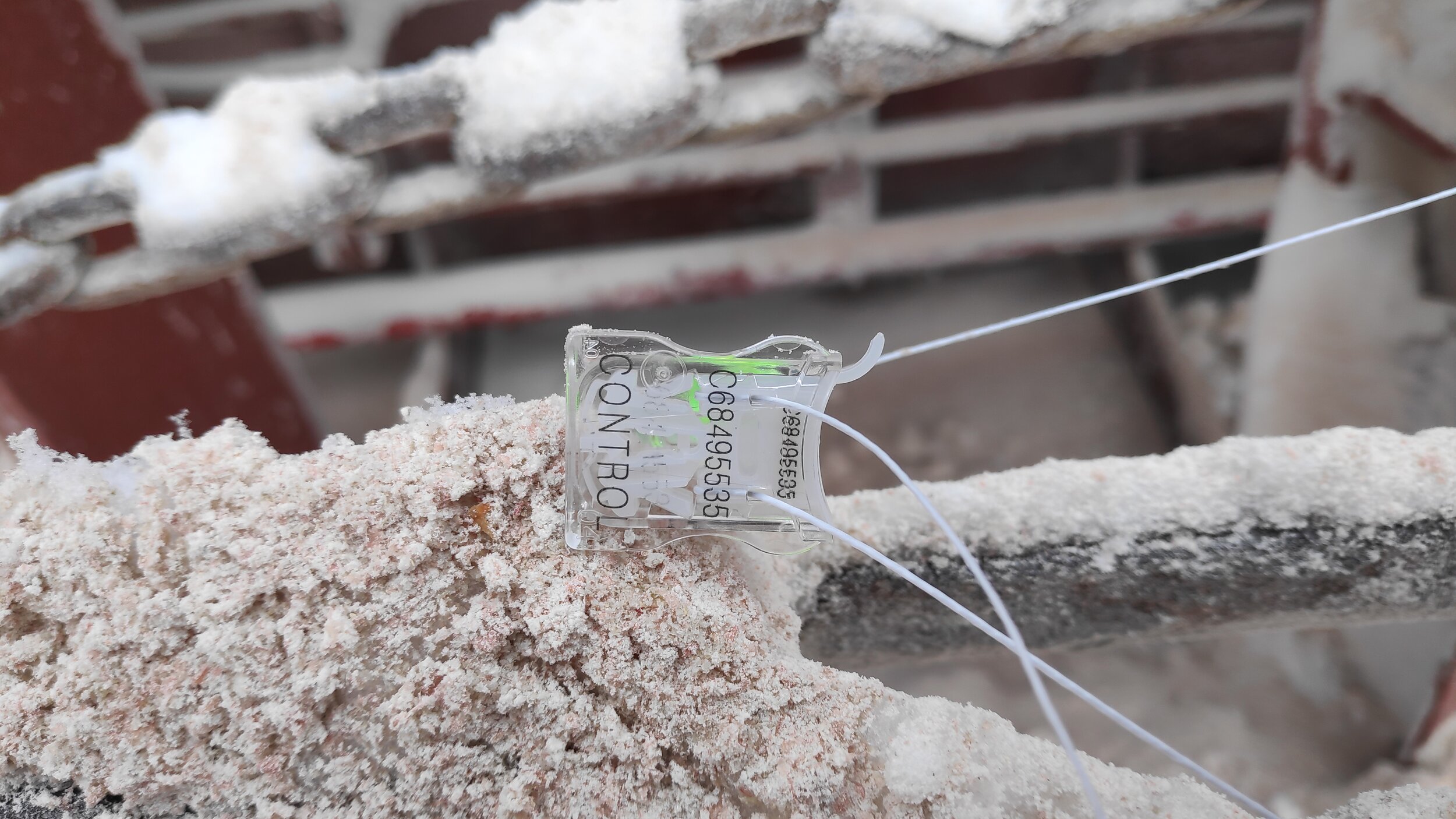 Hold sealing by plastic numbered clip seal