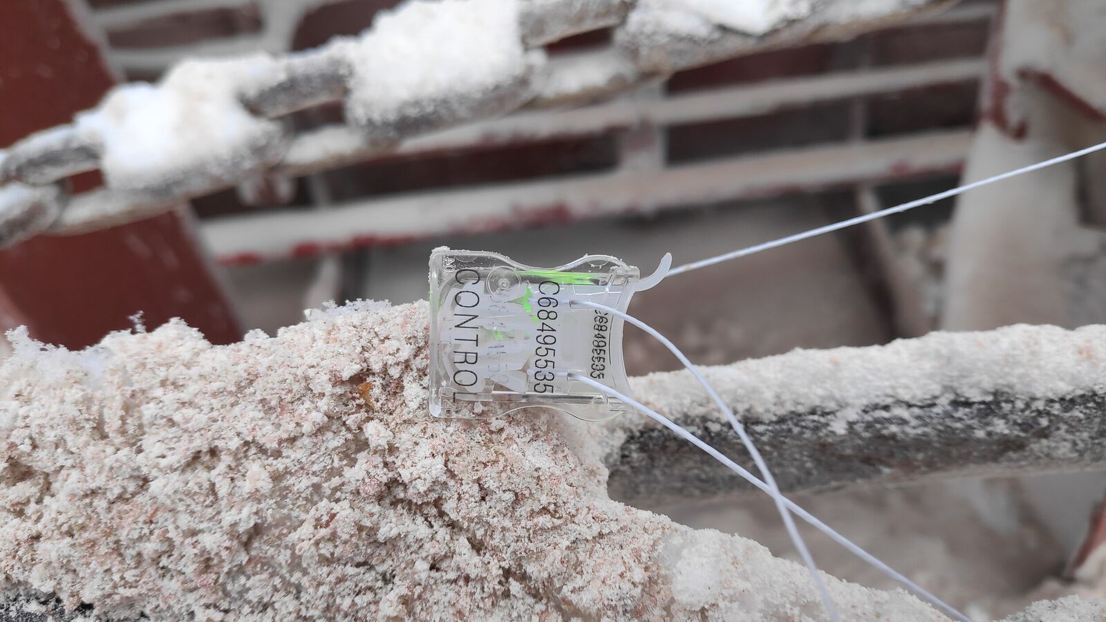 Hold sealing by plastic numbered clip seal