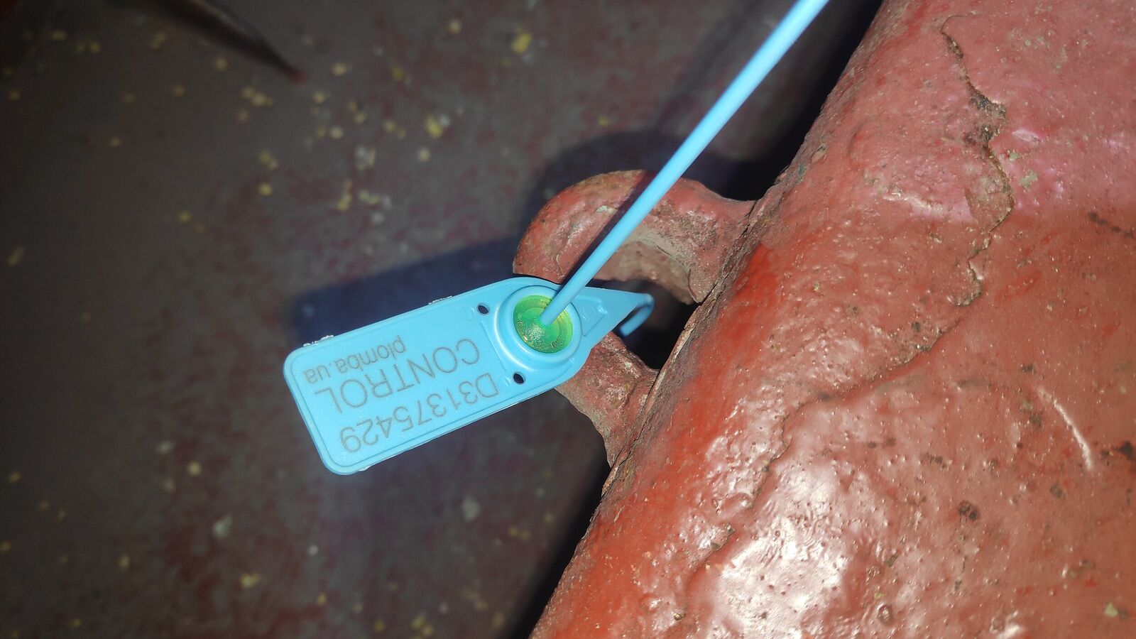 Sealing of manhole by plastic numbered seal