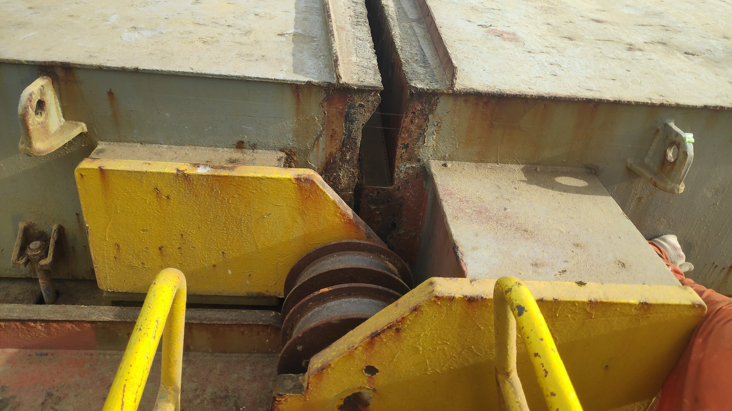 General view of hold split joint sealed by plastic numbered clip seal