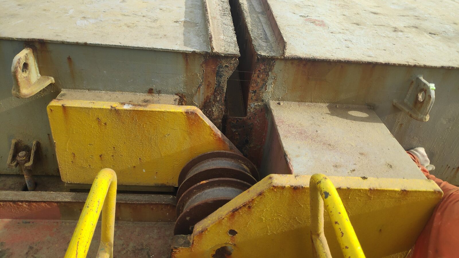 General view of hold split joint sealed by plastic numbered clip seal