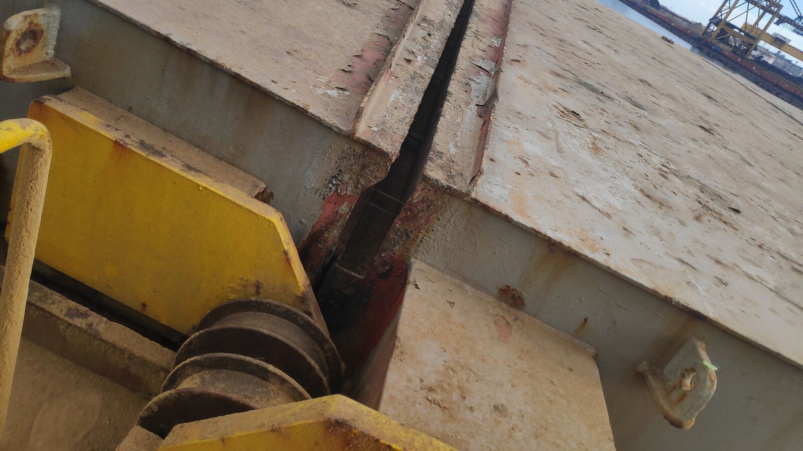 General view of hold split joint sealed by plastic numbered clip seal