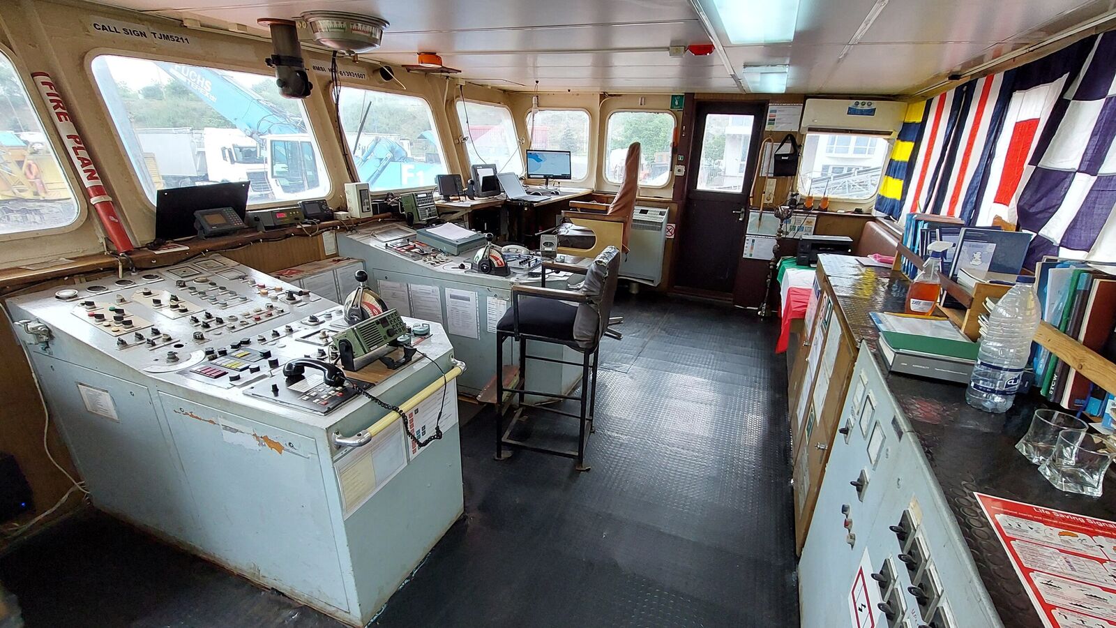 Navigation bridge