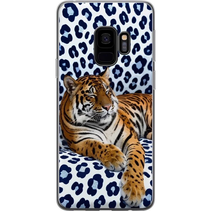 Kompatibelt Mobilskal till Samsung Galaxy S9 Tiger Chill mönster med en tiger som vilar mot en vitblåmönstrad bakgrund i modern design