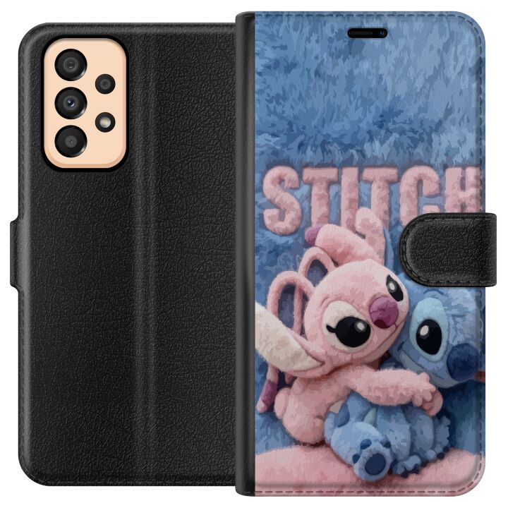 Kompatibelt Plånboksfodral till Samsung Galaxy A33 5G Fluffiga Stitch och Angel kramas på mjukt pälsigt underlag med pastellfärger som skapar varm go