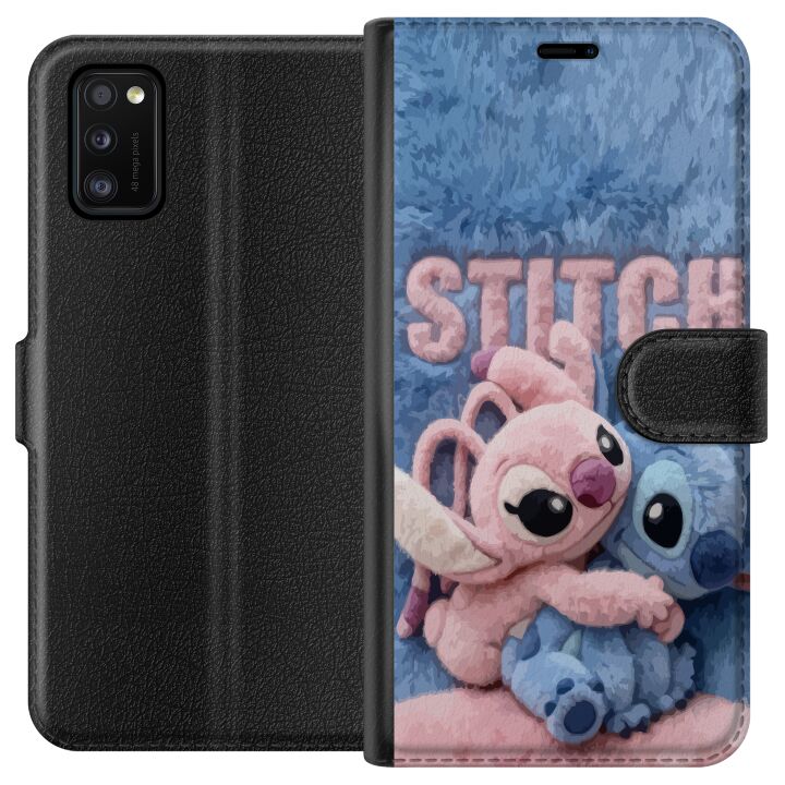 Kompatibelt Plånboksfodral till Samsung Galaxy A41 Fluffiga Stitch och Angel kramas på mjukt pälsigt underlag med pastellfärger som skapar varm gosig