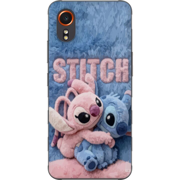 Kompatibelt Mobilskal till Samsung Galaxy Xcover7 Fluffiga Stitch och Angel kramas på mjukt pälsigt underlag med pastellfärger som skapar varm gosig
