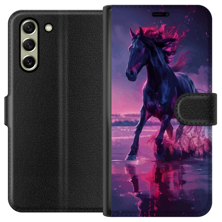 Kompatibelt Plånboksfodral till Samsung Galaxy S21 FE 5G Elegant svart häst som springer genom vatten i lila och rosa ljus med magisk känsla.