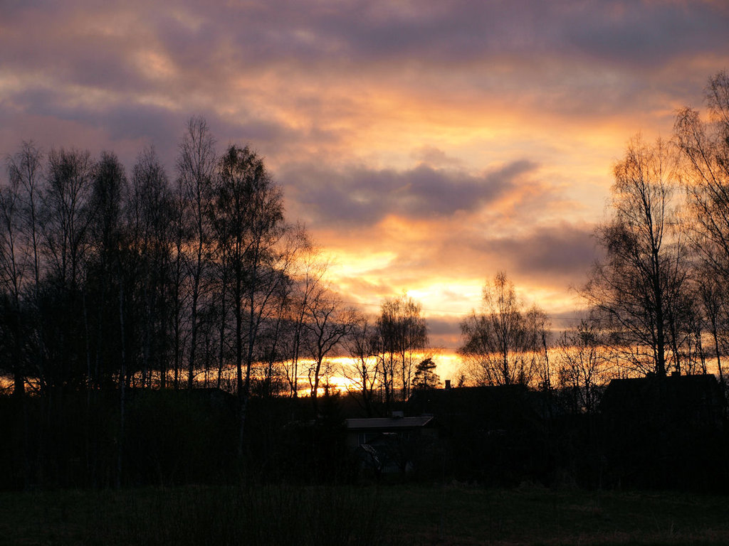 Auringonlasku kylätieltä