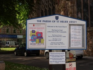 pääkirkon seurakunta esittäytyy heti portin pielessä