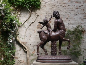  yksi kaupungin lukuisista patsaista, kentaurilla ratsastava Amor