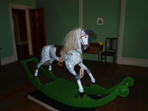 ...ja Pikkuritarille kokoisensa keinuheppa